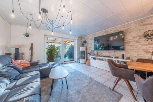 Das Wohnzimmer mit Kamin - Mehrfamilienhaus, Wohnhaus mit 316,20 m&sup2; in Bramsche zum Kaufen