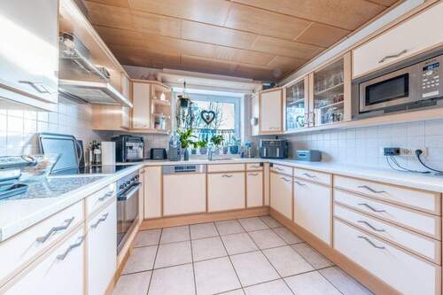 Eine helle Küche, welche im Haus verbleibt - 