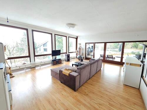 lichtdurchflutetes Wohnzimmer mit Terrassen-Zugang und ... - Außergewöhnliche 4,5-Zimmer-Wohnung mit ca. 50 m² Terrasse & Garten in ganz besonderem Ambiente