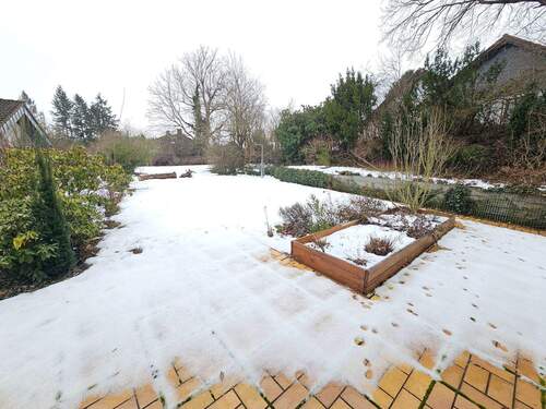 ... großzügigem Gartenbereich - 