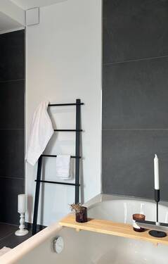 Bad en Suite mit Badewanne und bodengleicher Dusche - 