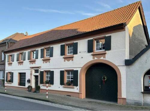1 Außen - Sanierter Fachwerktraum mit Einliegerwohnung und großem Garten in Schwalmtal