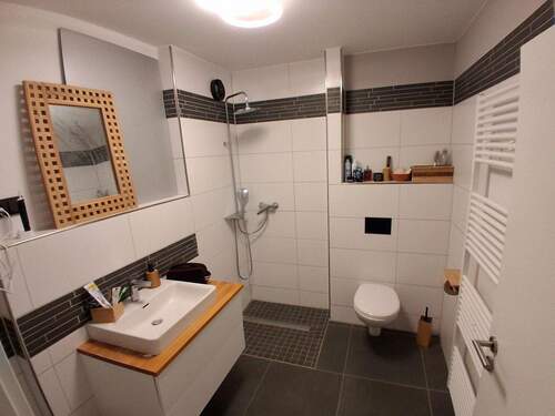 Bad mit bodengleicher Dusche - 