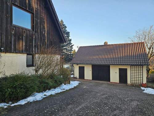 Nebengebäude mit Garage - 5 Zimmer Mehrfamilienhaus, Wohnhaus zum Kaufen in Weitramsdorf