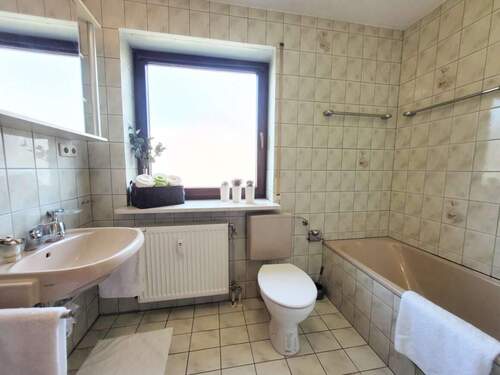 013_Tageslichtbad mit Wanne - 