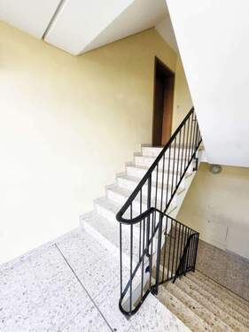 004_Treppenhaus - Etagenwohnung mit 75,00 m² in Hersbruck zum Kaufen