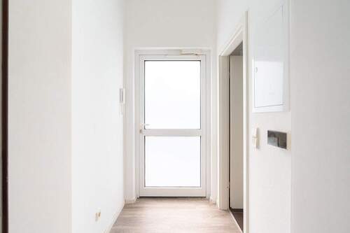 Blick Flur zur Eingangstür - 3 Zimmer Etagenwohnung in Dresden