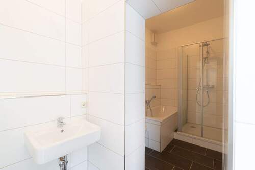 Bad mit Wanne und Dusche - Etagenwohnung mit 67,50 m² in Dresden zum Kaufen