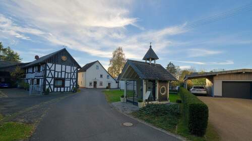 Dorfmittelpunkt mit Kapelle - 