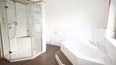 ...mit Dusche und Wanne - 