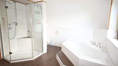 ...mit Dusche und Wanne - 
