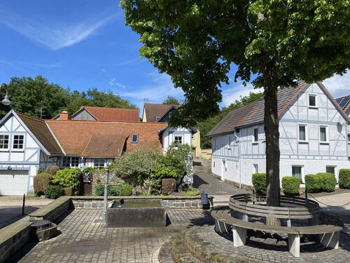 Außenansicht Haus 24 und Haus - Charmantes Hofanwesen mit 3 Wohneinheiten, Garagen, Scheune und Hanggarten