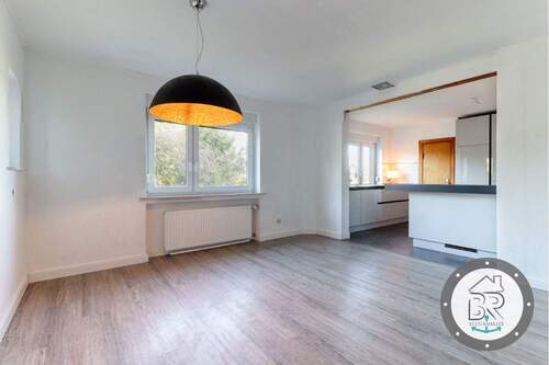 Essbereich mit Blick zur stylischen Küche - 