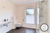 Modernes Badezimmer im Dachgeschoss - 