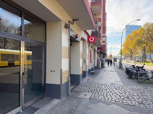 Straßenansicht mit Blick auf den Amazon Tower - 