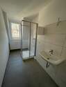 Bad mit Dusche und Fenster - 