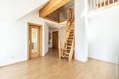 Treppenaufgang zur Galerie - 