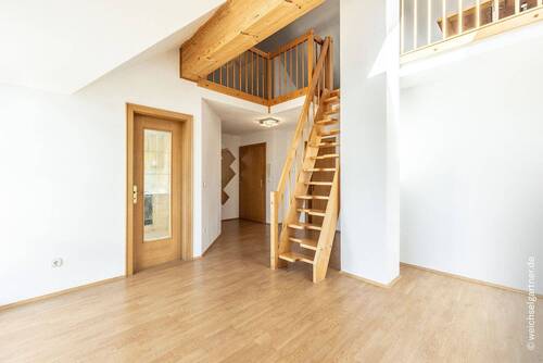 Treppenaufgang zur Galerie - 
