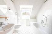 Tageslichtbad mit Wanne - 