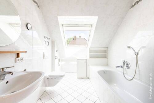 Tageslichtbad mit Wanne - 