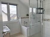 Bad mit Dusche und Wanne - 