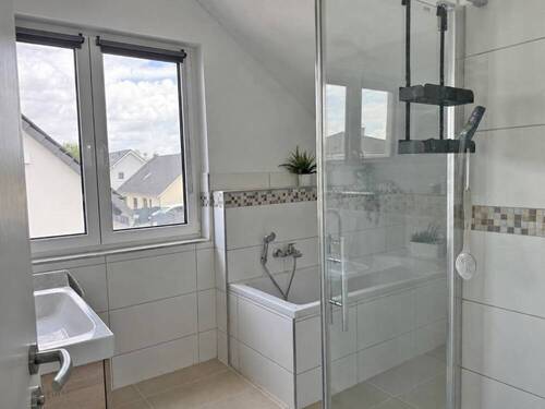 Bad mit Dusche und Wanne - 