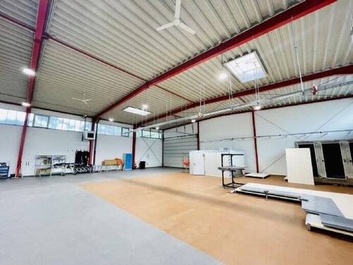 Innenansicht - Modernisierte Halle mit Außenfläche 