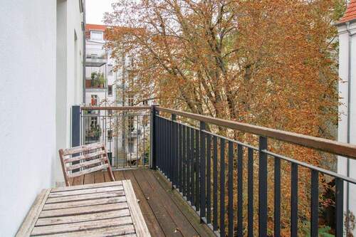 07. Balkon zum grünen Innenhof - 