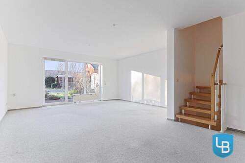 Wohnzimmer mit Zugang zur Terrasse - 5 Zimmer Reihenmittelhaus in Eckernförde