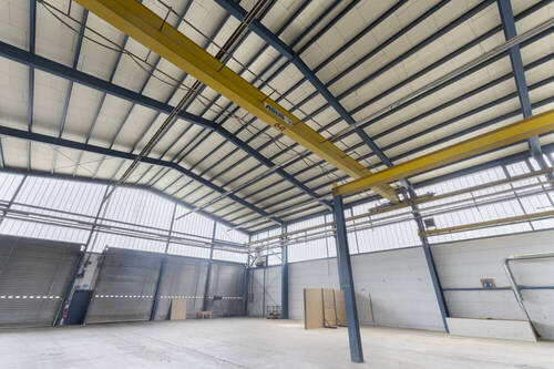 Südliche Halle mit 5 t Hallenkran und acht Rolltoren - 