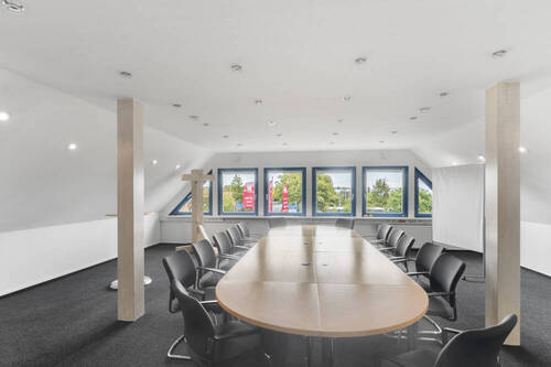 Konferenzraum mit Blick auf die Hofzufahrt - 