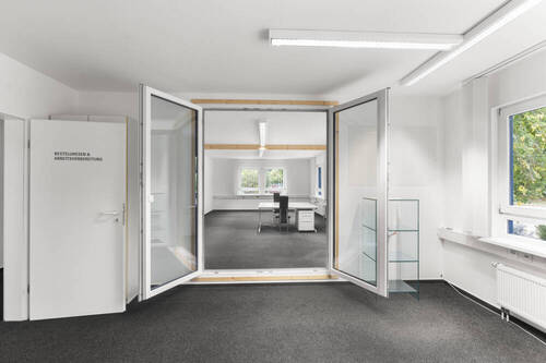 Büro mit Schallschutz-Türen zu einem Besprechungsraum - 
