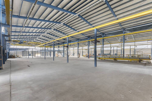 Mittelhalle mit ca. 2.800 m², 2 Hallenkränen mit 1 t und einen Hallenkran mit 2 * 2,5 t - 