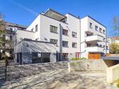 Neubau mit Tiefgarageneinfahrt - 