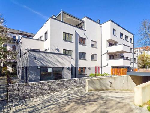 Neubau mit Tiefgarageneinfahrt - 
