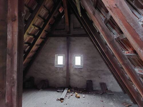 Spitzboden mit Giebelfenstern.jpg - 