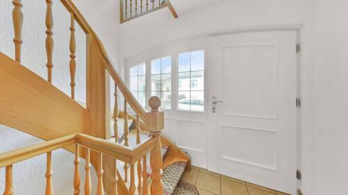 Eingang und Treppenhaus - 8 Zimmer Einfamilienhaus zum Kaufen in Rockenberg
