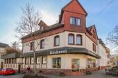 Haus Vorderansicht - Nutzungsoptionen: Ladengeschäft, 3 Wohnungen u. 3 Apartments im Herzen der Kurstadt Königsfeld