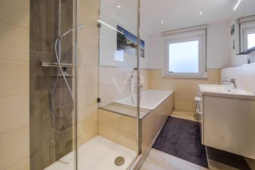 Modernes Tageslichtbad mit Wanne und Dusche - 