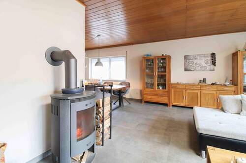 Wohnzimmer - Charmantes freistehendes Einfamilienhaus mit großem Garten und vielseitigen Nutzungsmöglichkeiten