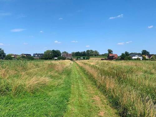 rückwärtiges Grünland - Sonniger Bauplatz mit herrlichem Weitblick - mit älterer Doppelhaushälfte zum Renovieren