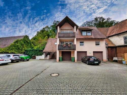 Frontansicht - 7 Zimmer Mehrfamilienhaus, Wohnhaus zum Kaufen in Roßtal