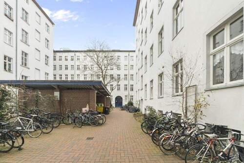 Hof mit Müllstandshaus - 