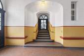 Zugang Treppenhaus Vorderhaus - Mehrfamilienhaus, Wohnhaus mit 2.625,60 m&sup2; in Berlin-Kreuzberg zum Kaufen