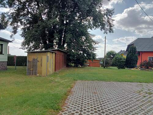 Schuppen und Parkplatz - 