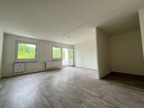 Wohnzimmer - Frisch saniert mit Balkon - Ihr neues Zuhause wartet