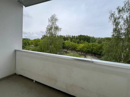 Blick vom Balkon - Etagenwohnung mit 68,90 m&sup2; in Chemnitz zur Miete