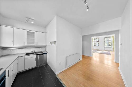 Küche_Blick ins Wohnzimmer - 