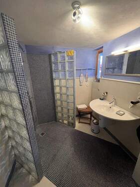 Hochwertiges EG-Bad m. Fenster - 