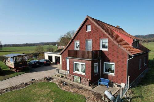 Hausansicht - Freistehendes Einfamilienhaus mit großem Grundstück und unverbaubarem Ausblick in Auetal